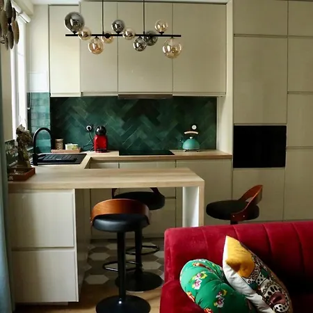 Stylish And Cozy Renovated 10