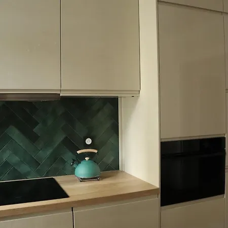 Stylish And Cozy Renovated 10 *