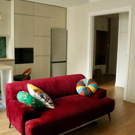 Stylish And Cozy Renovated 10 아파트 *