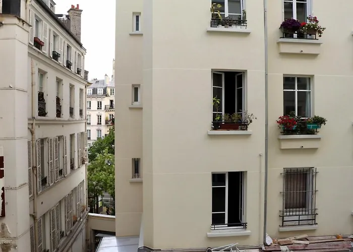 Stylish And Cozy Renovated 10 *