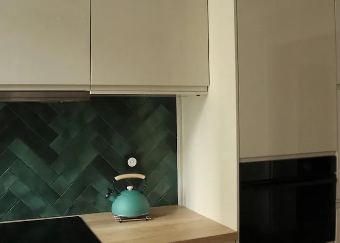 Stylish And Cozy Renovated 10 *